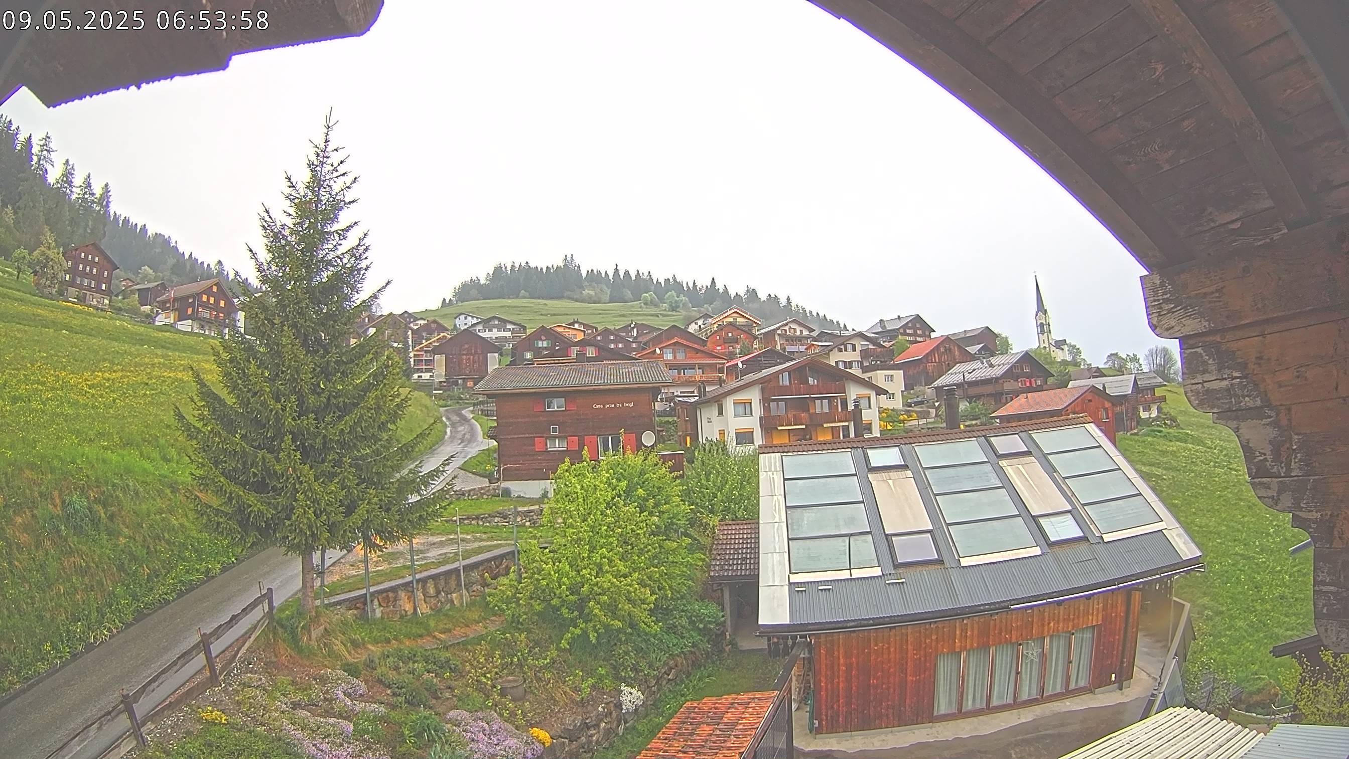 Blick zum Hügel Bual hinter Ladir und zur Kirche